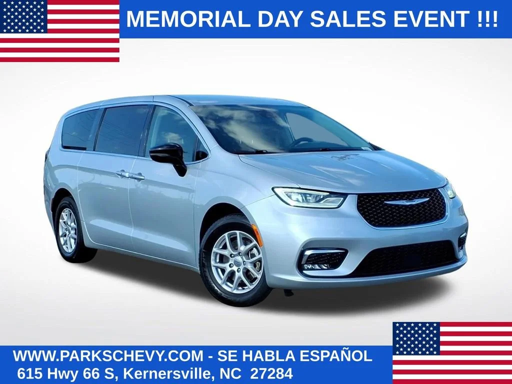 2024 Chrysler Pacifica Touring L's photo