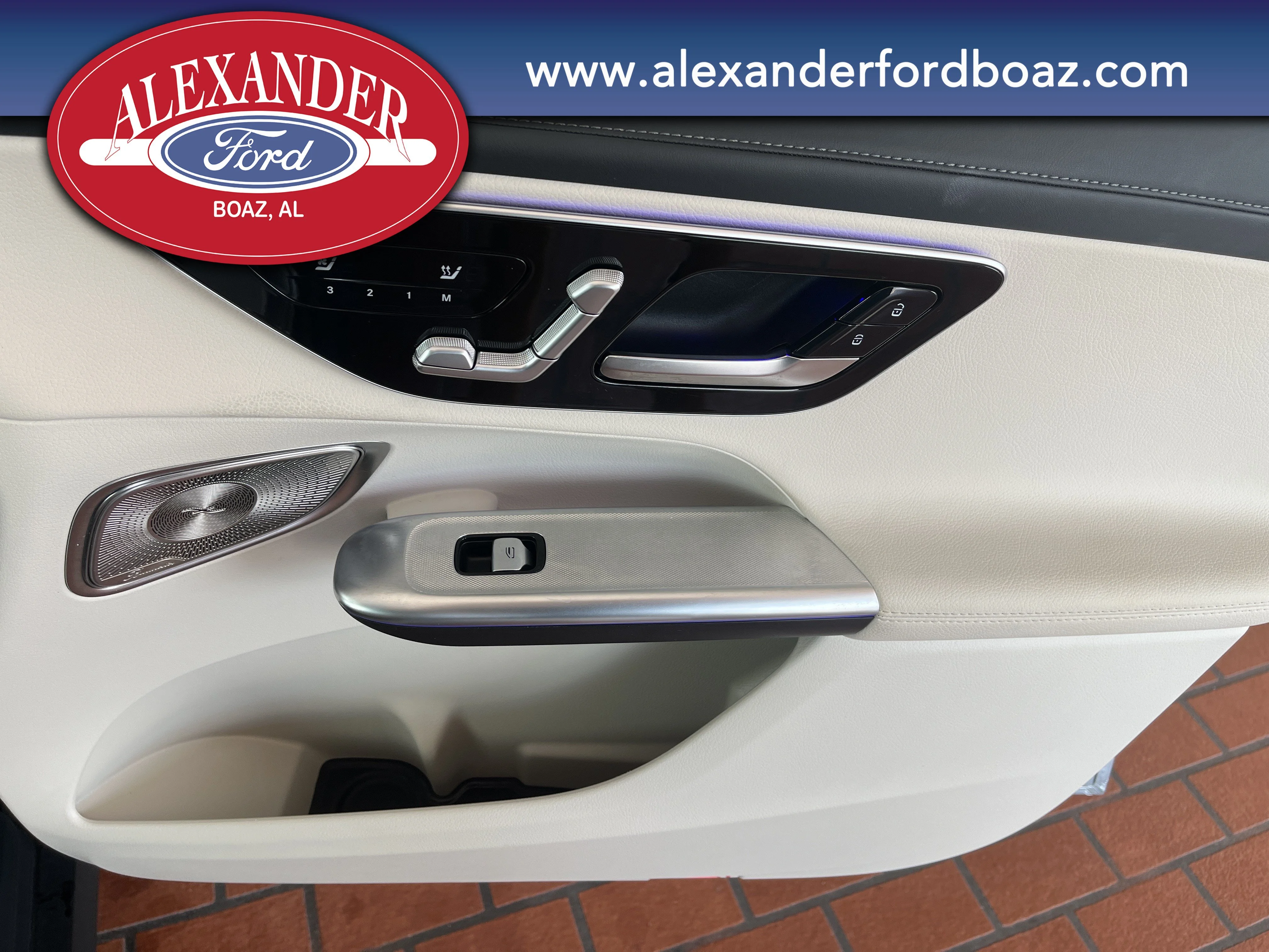 Used 2025 Silver Mercedes-Benz GLC 300 image 21