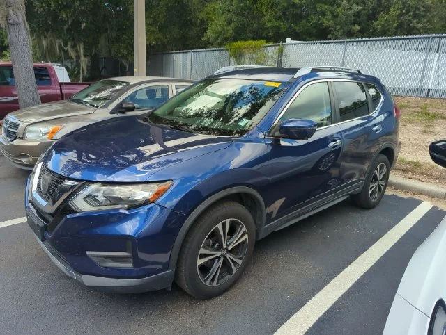 Used 2020 Blue Nissan SV image 5