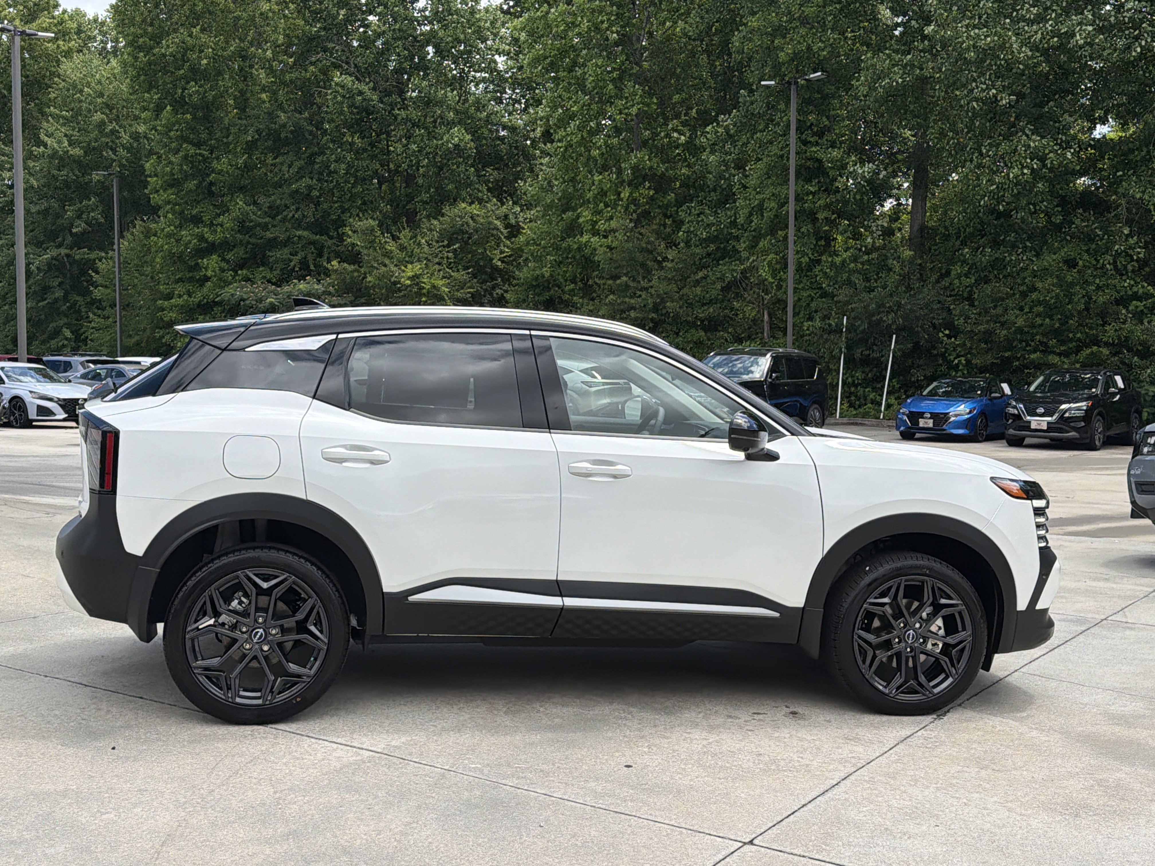 New 2026 Aspen White Tricoat/Super Black Nissan SR image 9