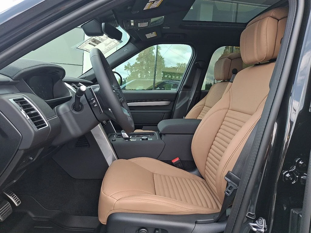 New 2026 Black Land Rover Dynamic SE image 9