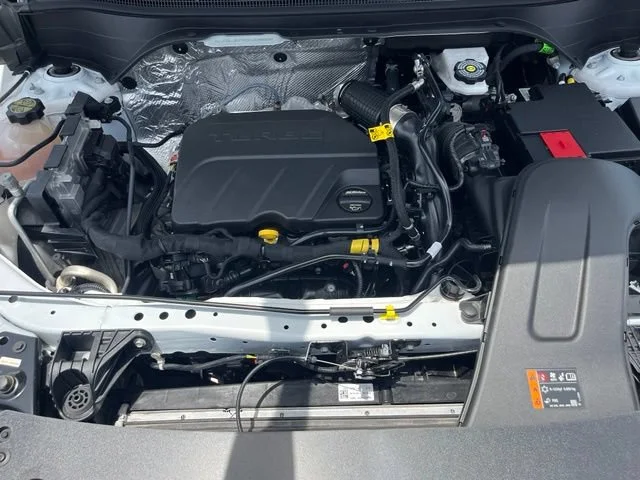 Used 2025 Summit White Chevrolet 2RS image 29