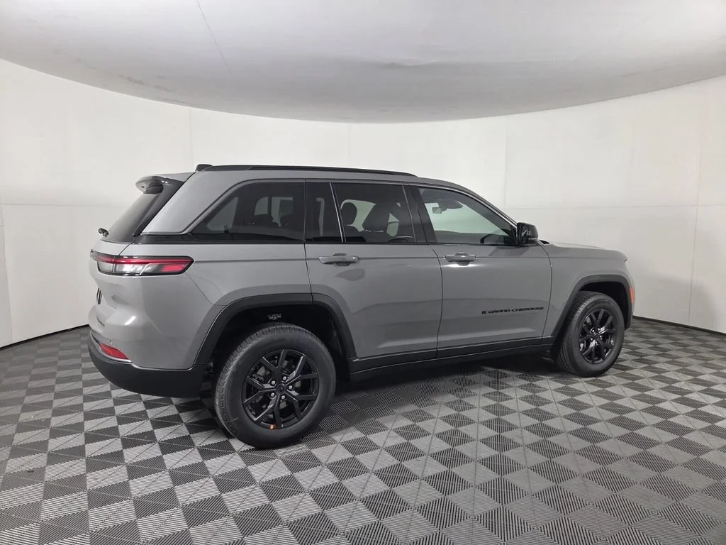 New 2027 Sting-Gray Clearcoat Jeep Laredo Altitude image 5