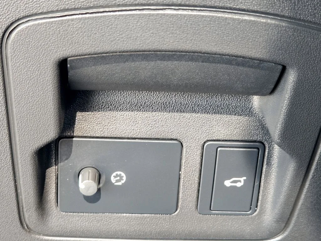 Used 2025  Land Rover Dynamic SE image 24