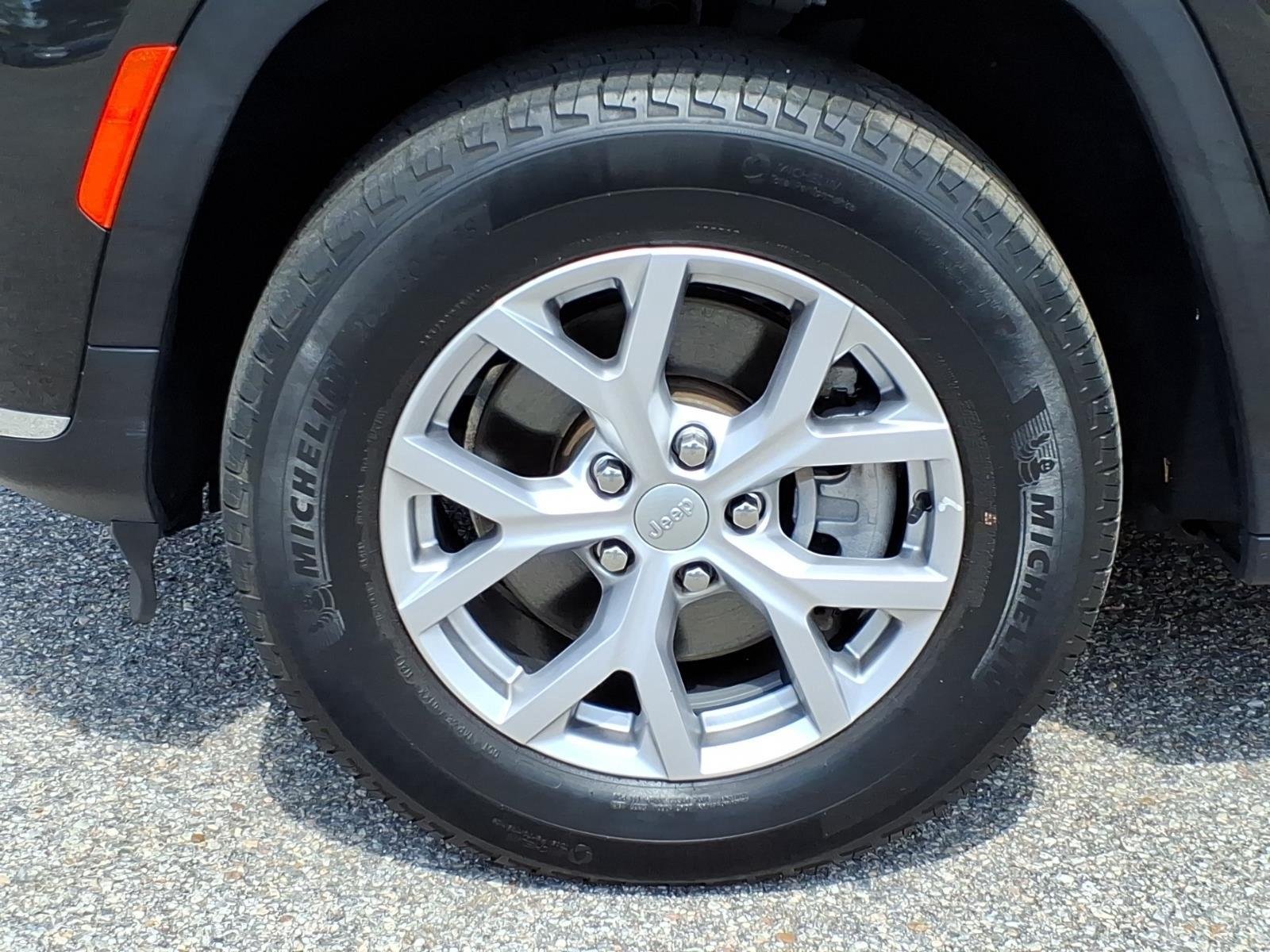 Used 2021 Rocky Mountain Pearlcoat Jeep Limited image 4