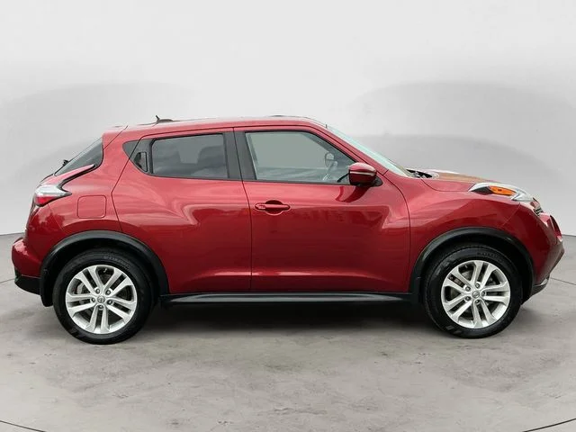 Used 2015 Red Nissan SL image 4
