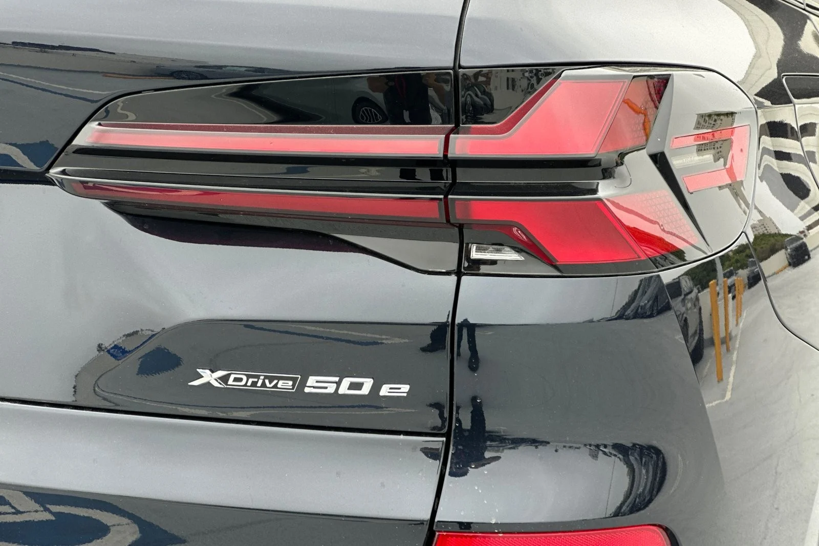 New 2026 Carbon Black Metallic BMW xDrive50e image 27