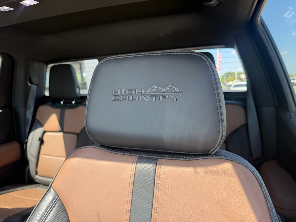 Used 2019 Iridescent Pearl Tricoat Chevrolet High Country image 17