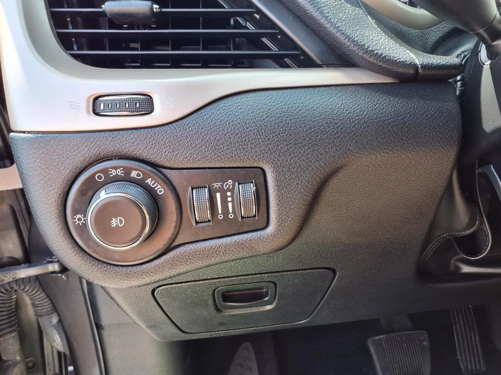 Used 2016 Gray Jeep Latitude image 13