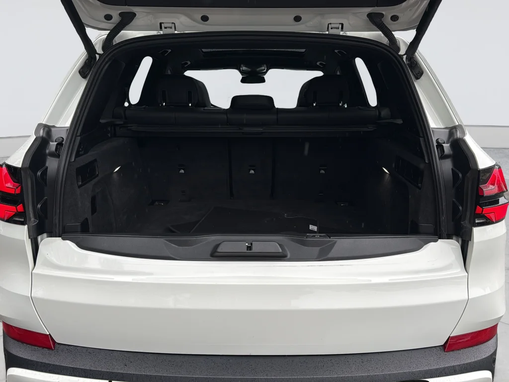 Used 2026 White BMW xDrive40i image 31