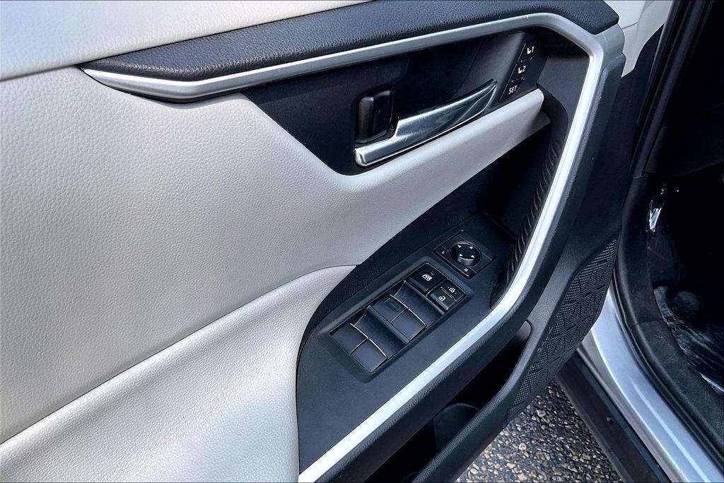 Used 2021 Silver Toyota XLE Premium image 25