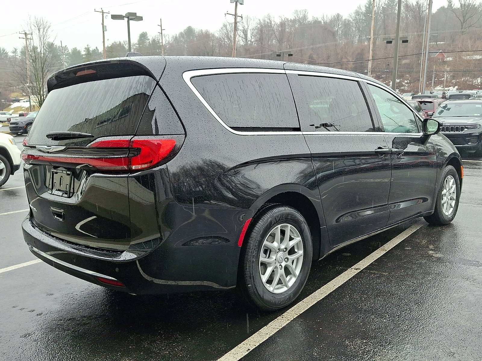 New 2026 Diamond Black Crystal Pearl-Coat Exterior Paint Chrysler Select image 3