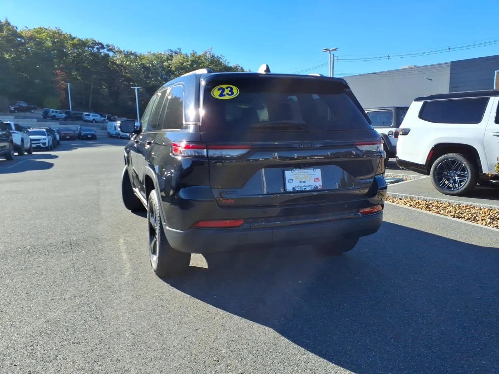Used 2023 Diamond Black Crystal Pearlcoat Jeep Limited image 10
