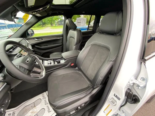 New 2026 Bright White Clear-Coat Exterior Paint Jeep Altitude image 9