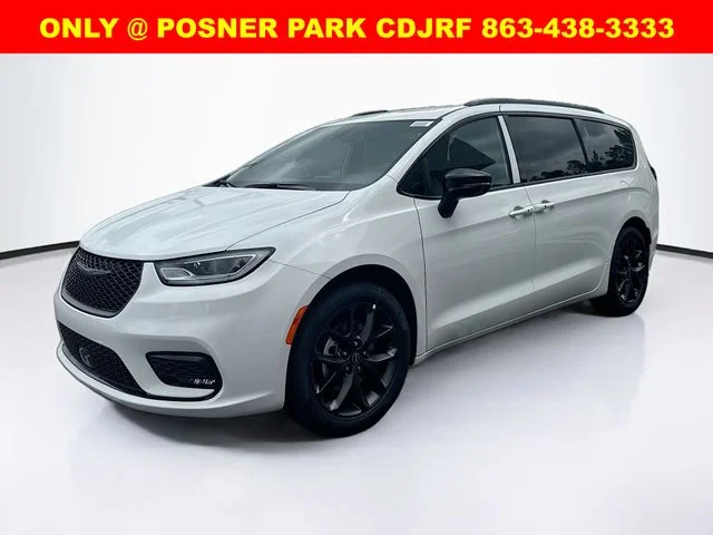 2026 Chrysler Pacifica Select's photo