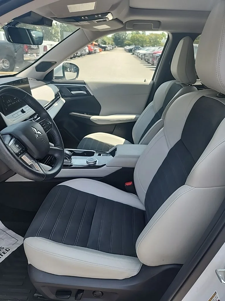 Used 2025 White Mitsubishi SE image 3