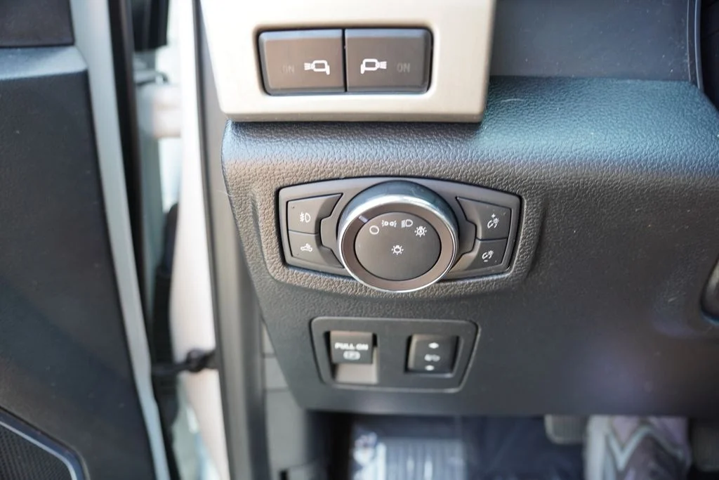 Certified Used 2020 Oxford White Ford Lariat image 25