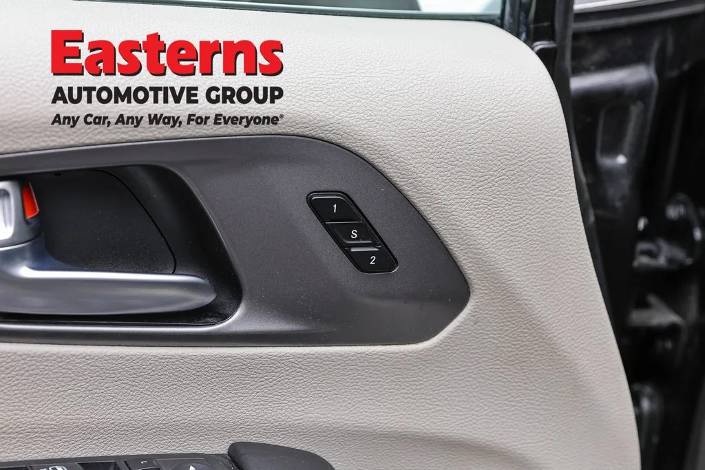 Used 2023 Black Chrysler Touring L image 21