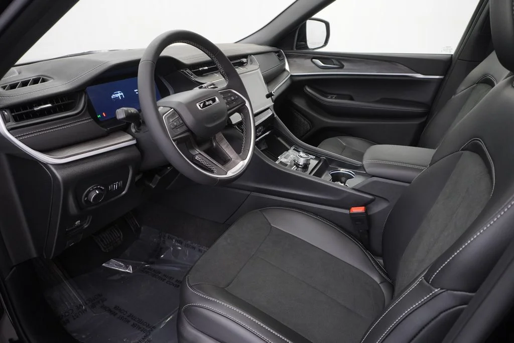 New 2026 Diamond Black Crystal Pearl-Coat Exterior Paint Jeep Altitude image 16
