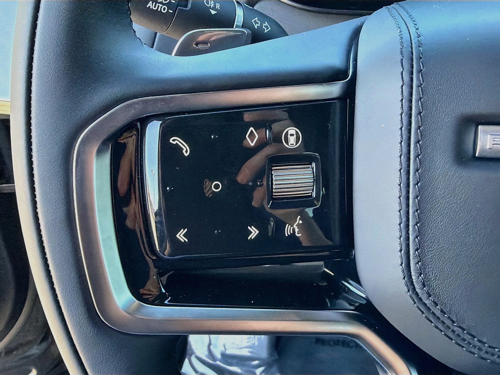New 2027 Santorini Black Land Rover SE image 38
