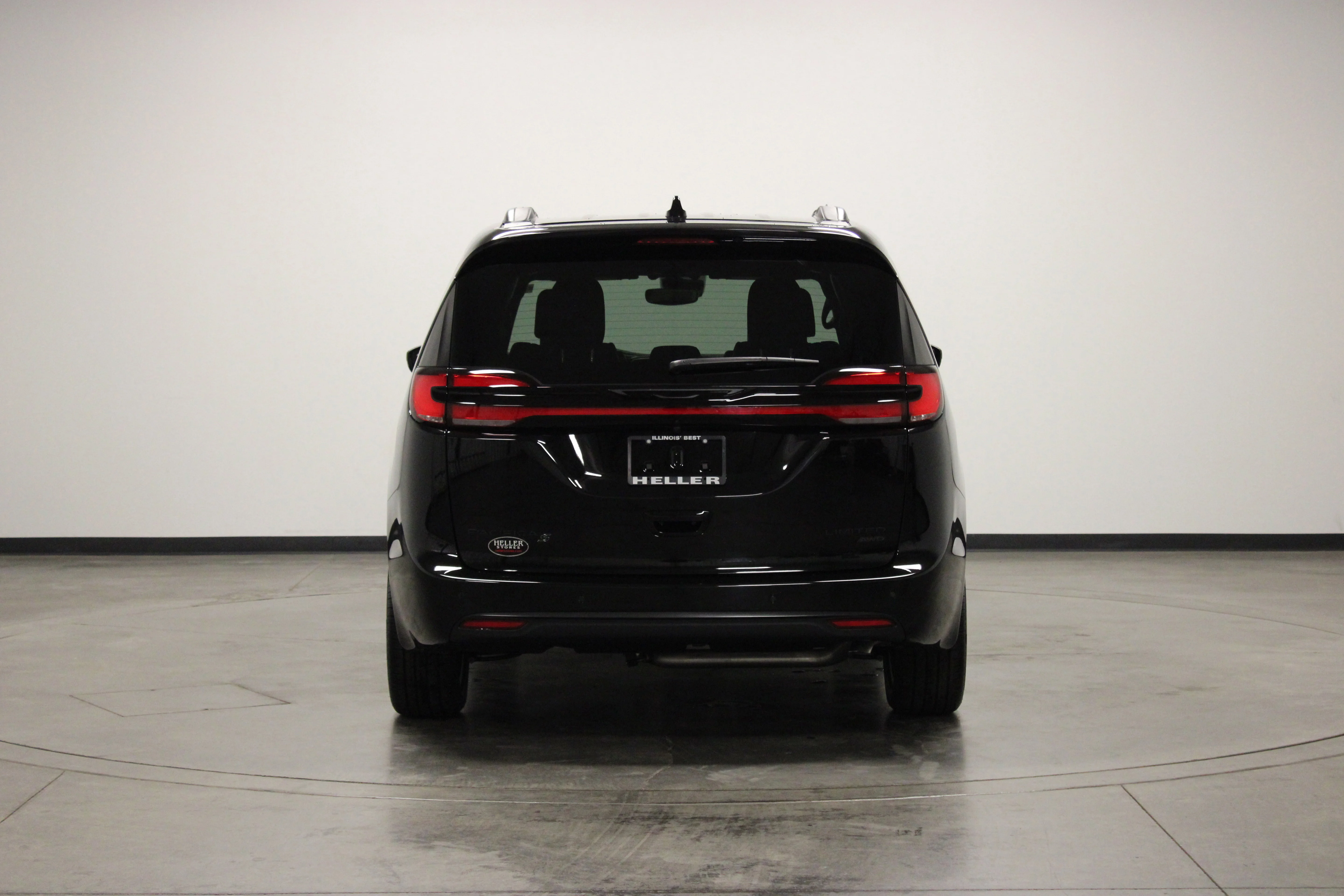 New 2027 Diamond Black Crystal Pearl-Coat Exterior Paint Chrysler Limited image 7