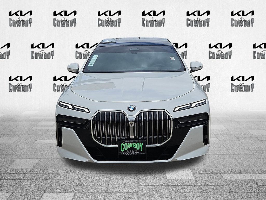 Used 2025  BMW 740i image 2