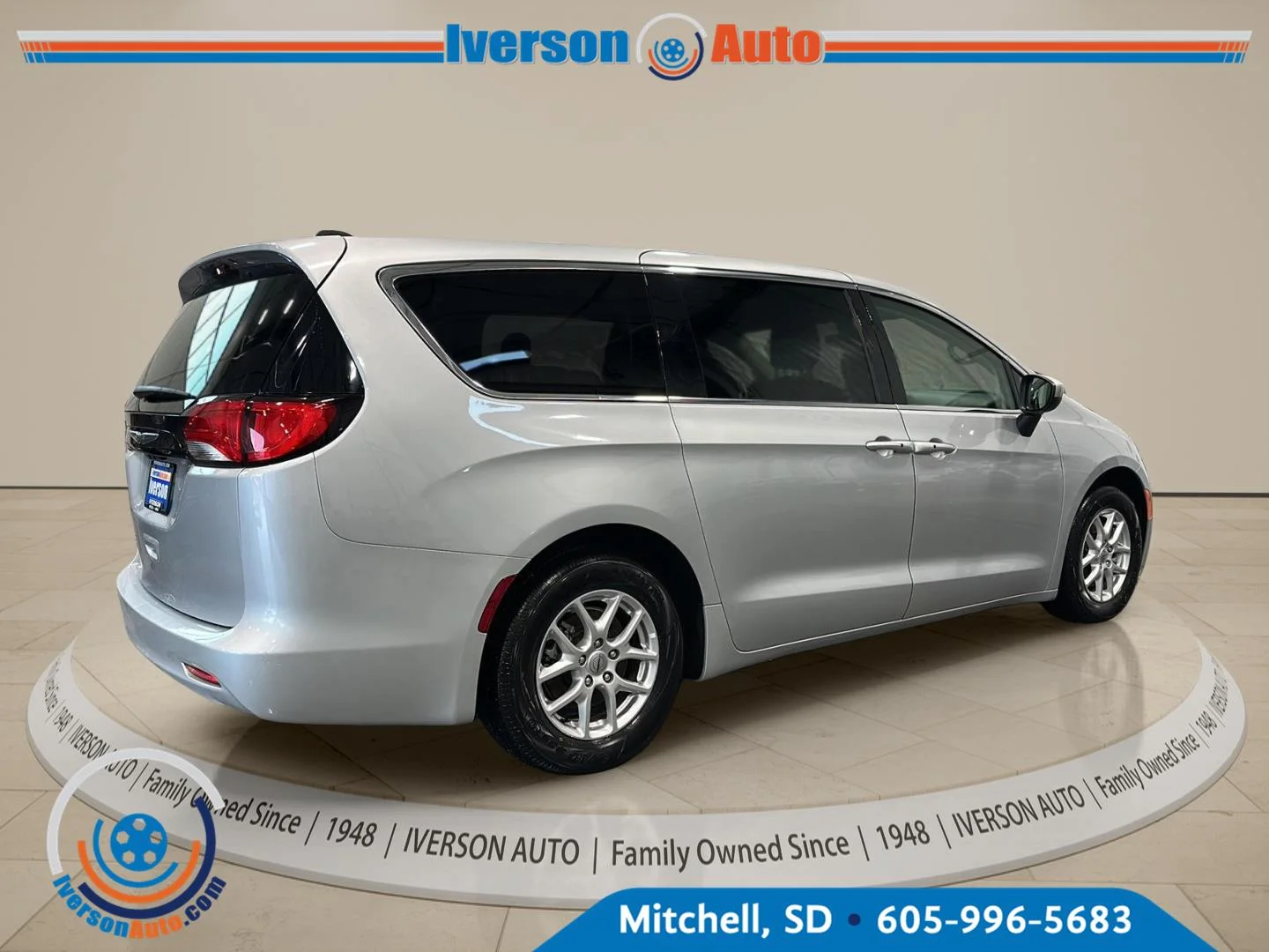 Used 2023 Silver Mist Clearcoat Chrysler LX image 7