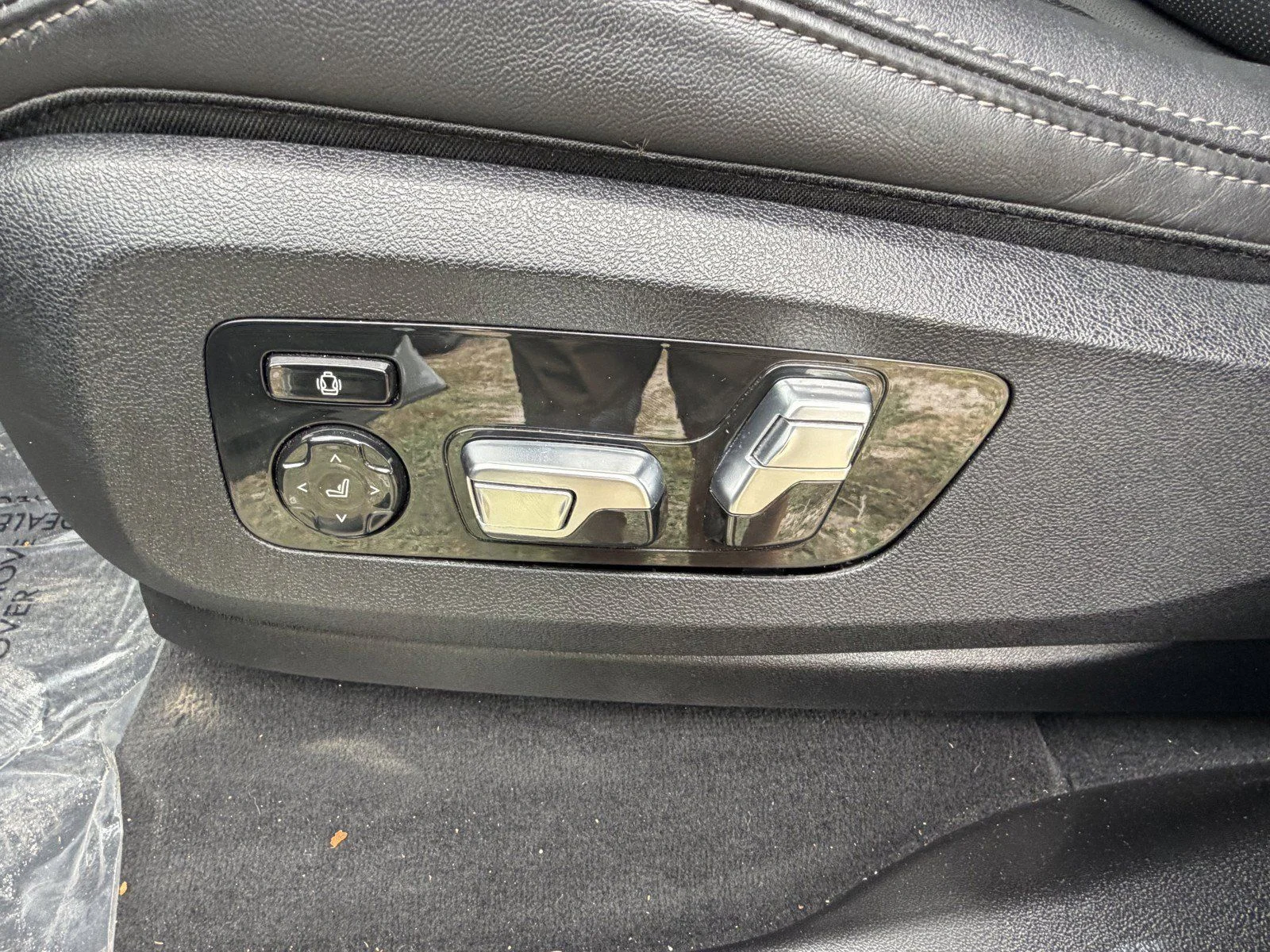 Used 2024 Brooklyn Grey Metallic BMW M60i image 26