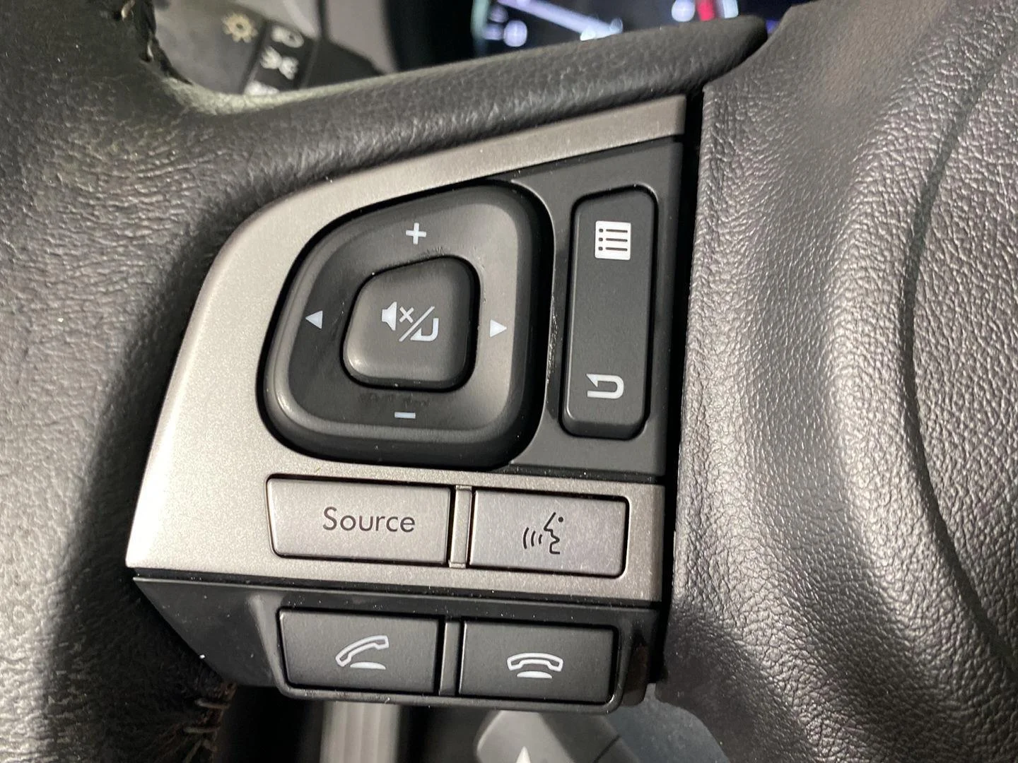 Used 2018 Ice Silver Metallic Subaru Limited image 25