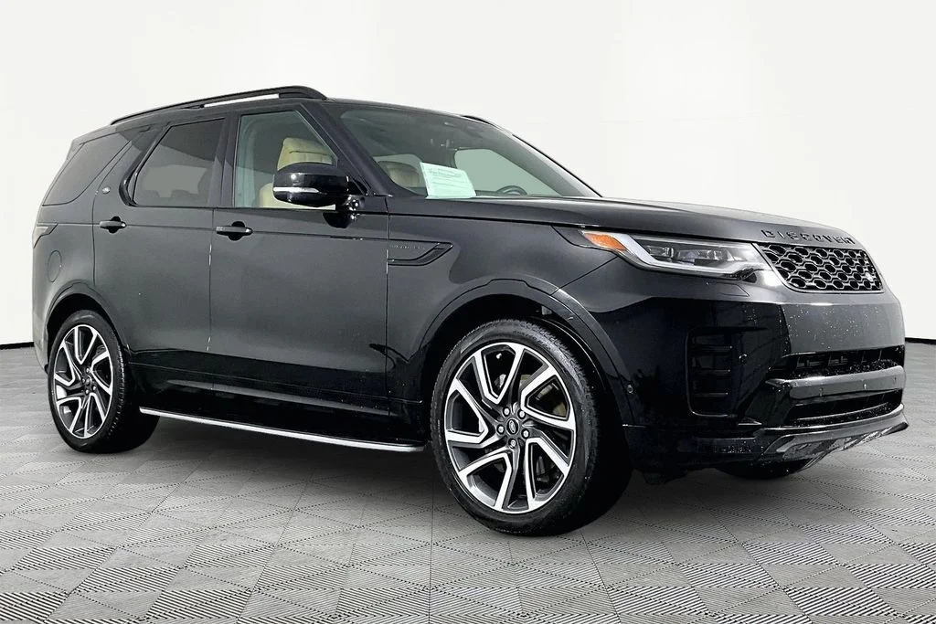 Used 2024 Black Land Rover Dynamic SE image 3