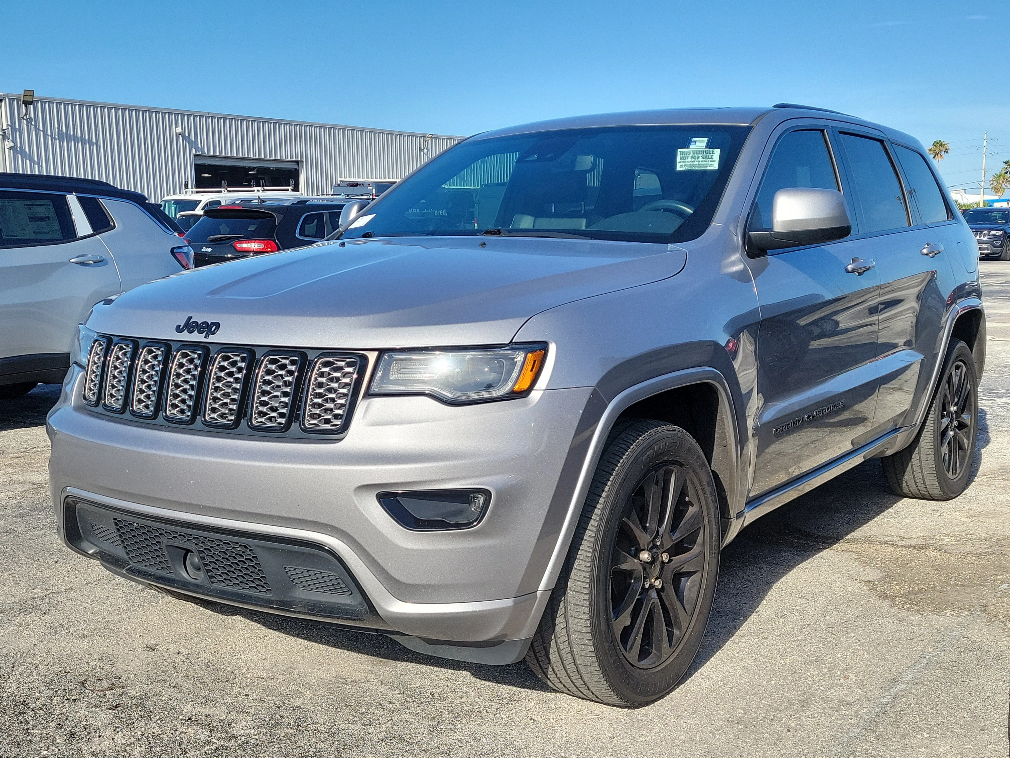 Used 2021 Billet Silver Metallic Clearcoat Jeep Laredo X image 3