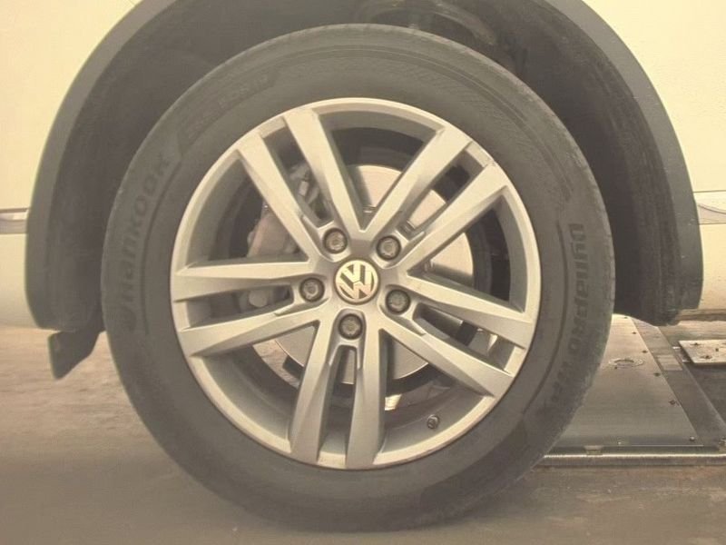 Used 2015 Pure White Volkswagen Lux image 27