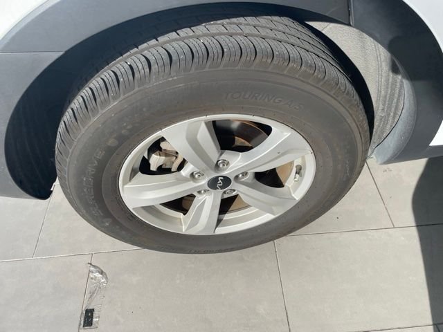 Used 2023 White Kia LX image 9