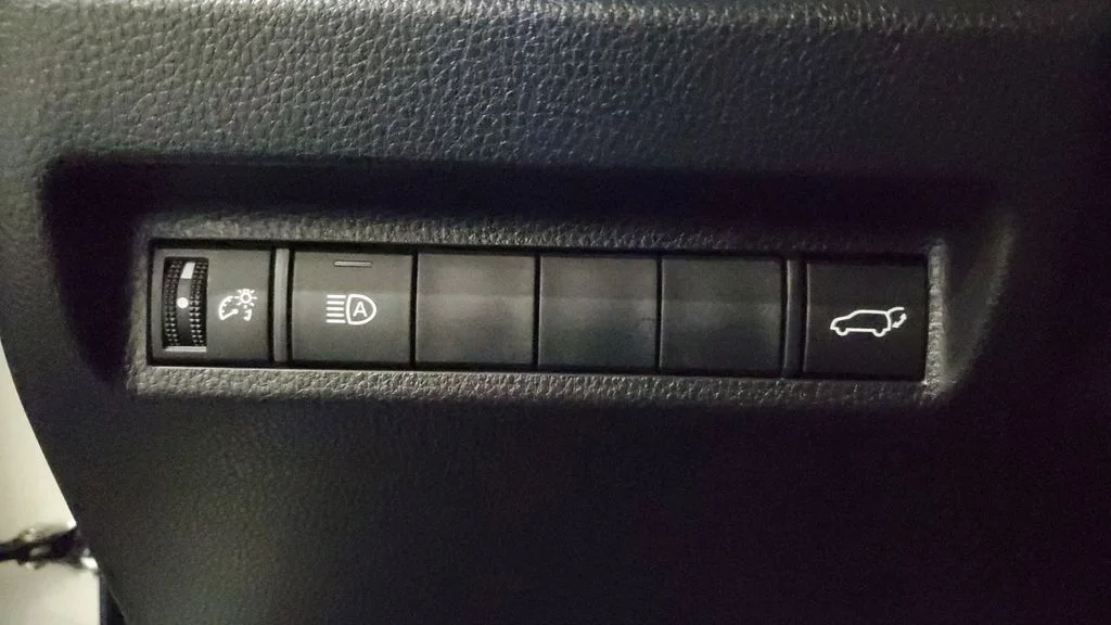 Used 2022 White Toyota XSE image 25