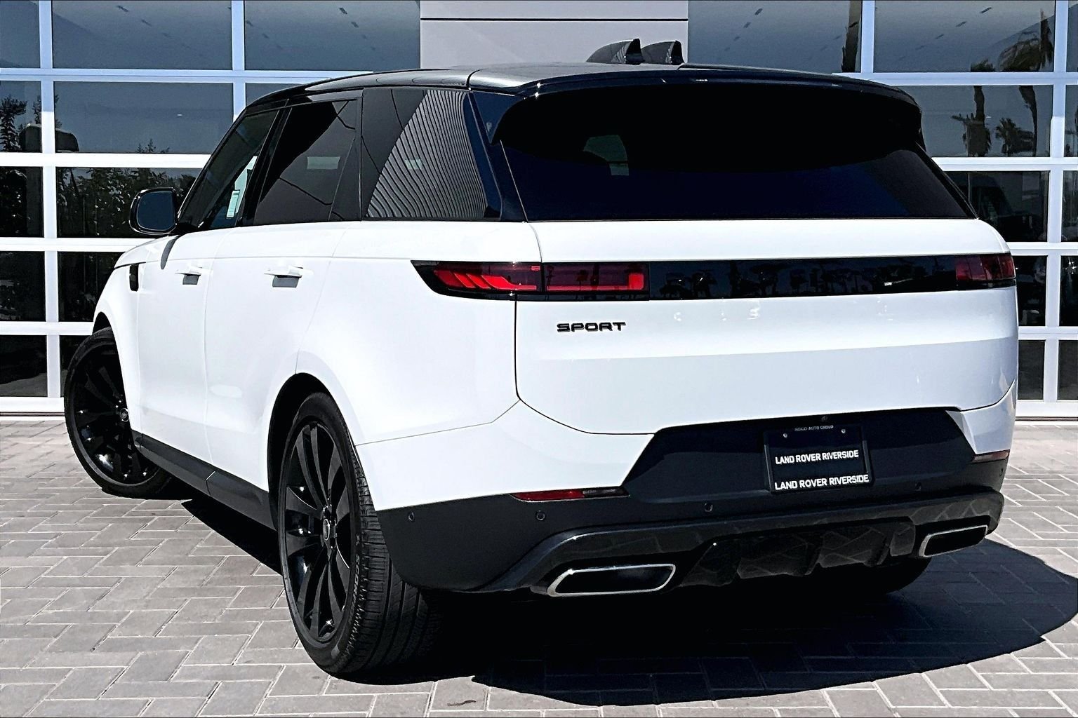 Used 2025 White Land Rover SE image 12
