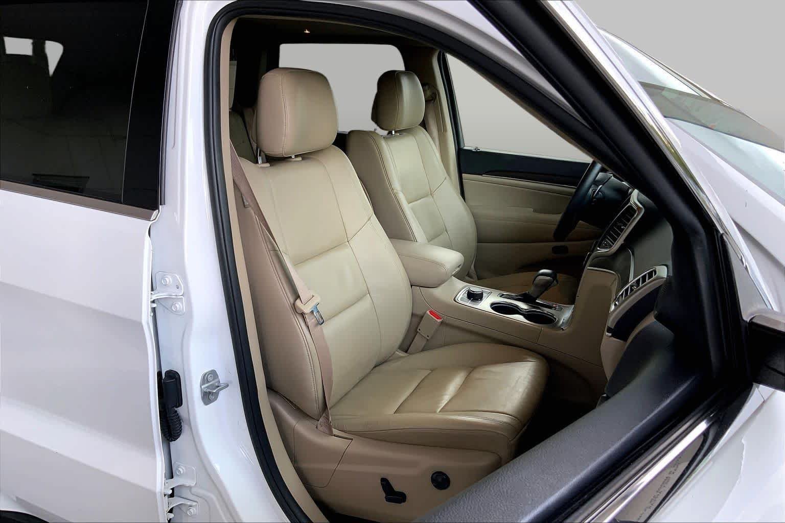 Used 2017 Bright White Clearcoat Jeep Limited image 9