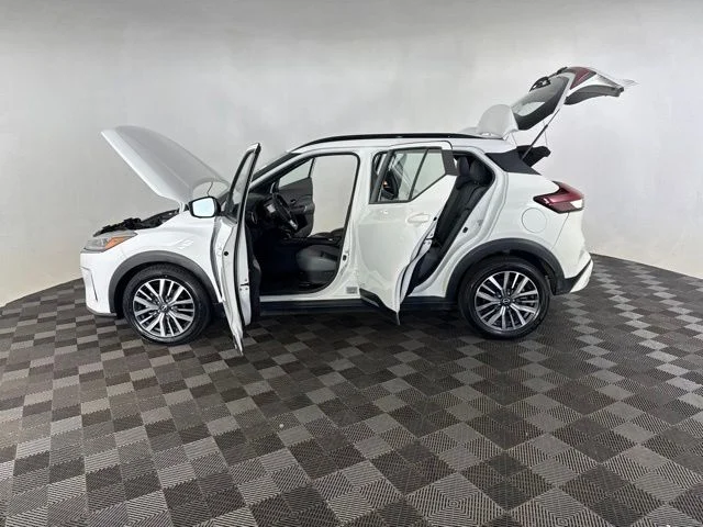 Used 2024 White Nissan SR image 9