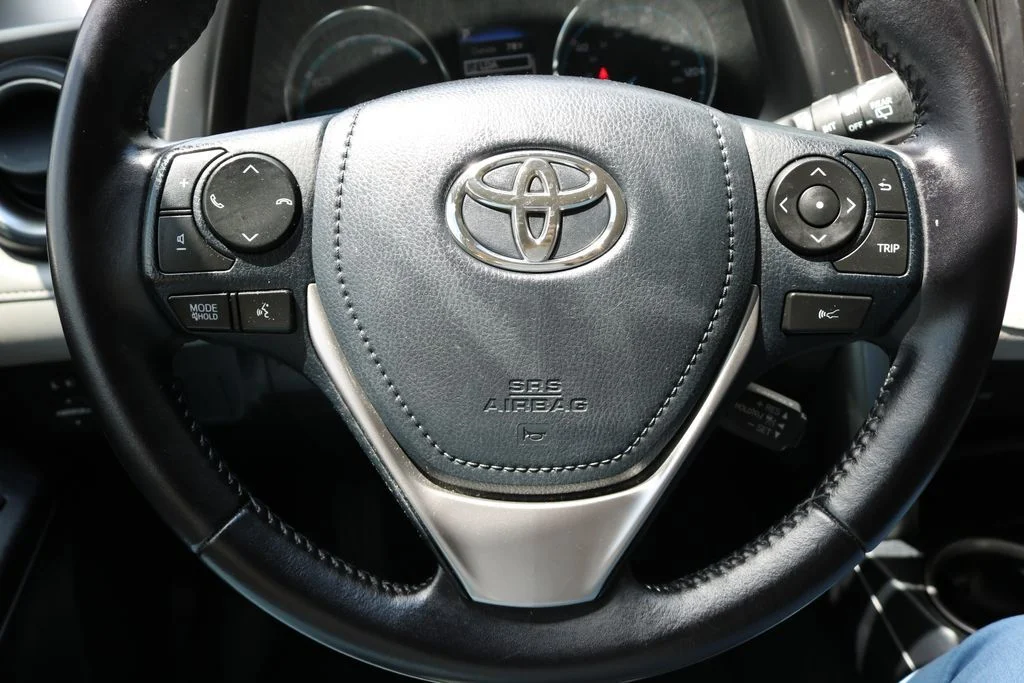 Used 2017 Silver Toyota XLE image 22