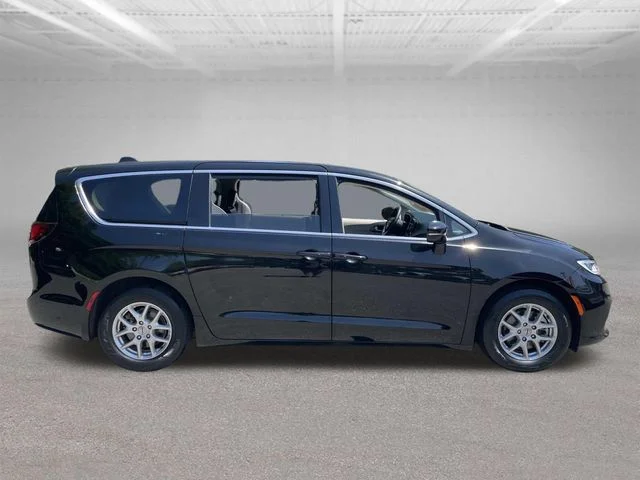 Used 2024 Black Chrysler Touring L image 5