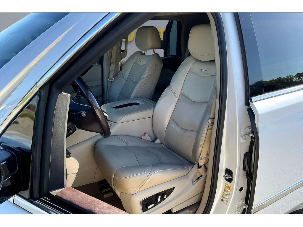 Used 2016 CRYSTAL WHITE TRICOAT Cadillac Luxury Collection image 17