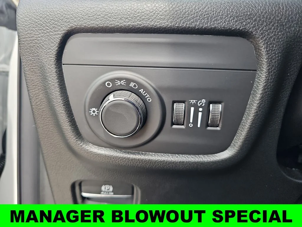 New 2026 Bright White Clear-Coat Exterior Paint Jeep Altitude image 27
