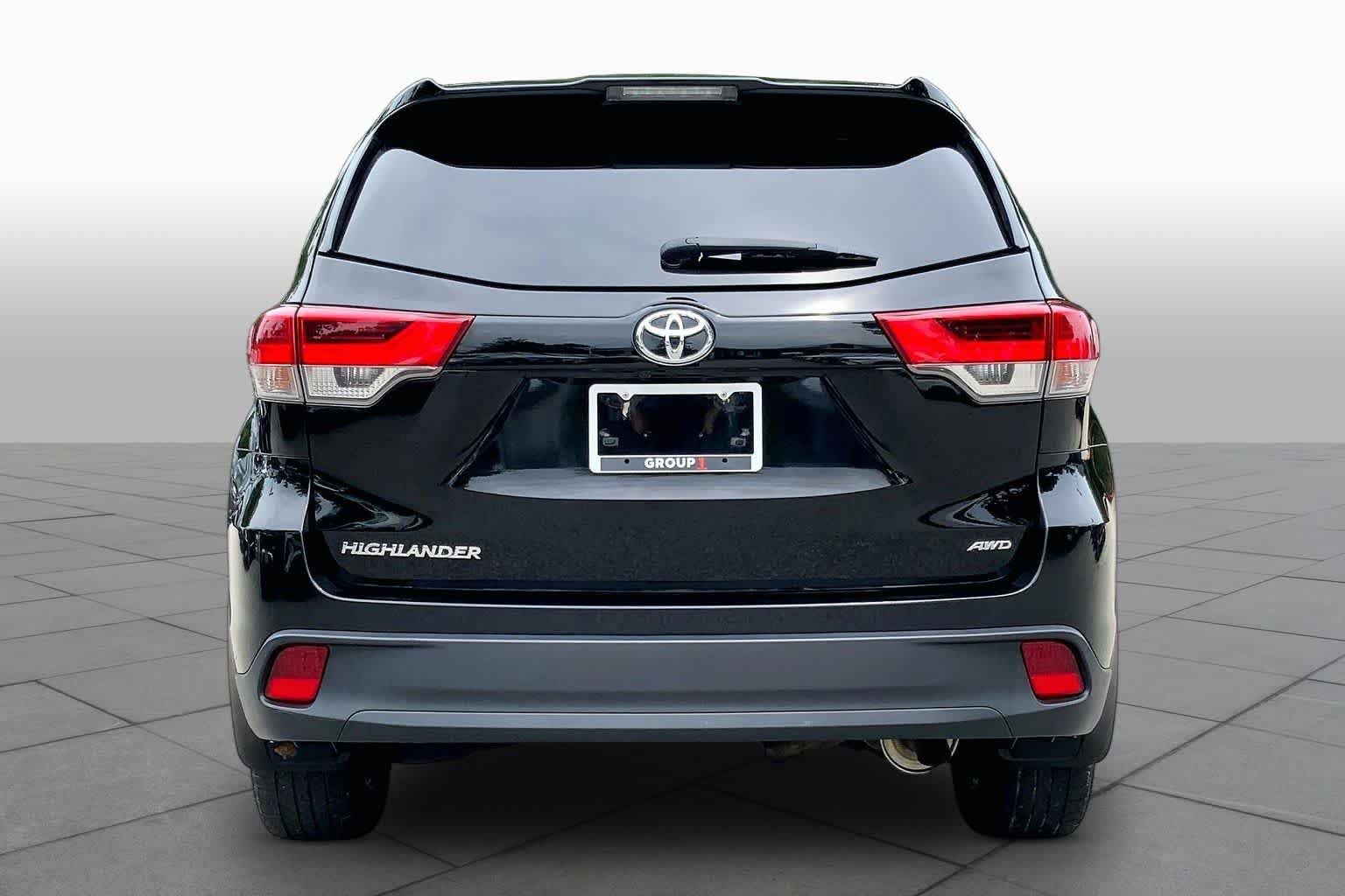 Used 2019 Midnight Black Metallic Toyota LE image 5