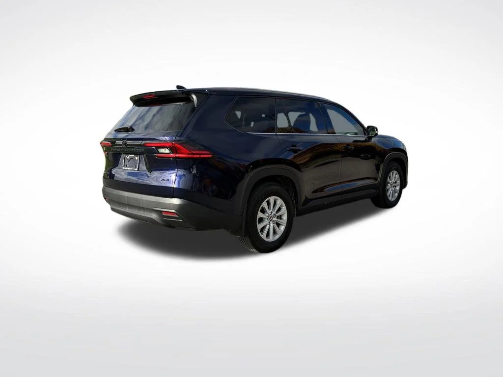 Used 2025  Toyota XLE image 5