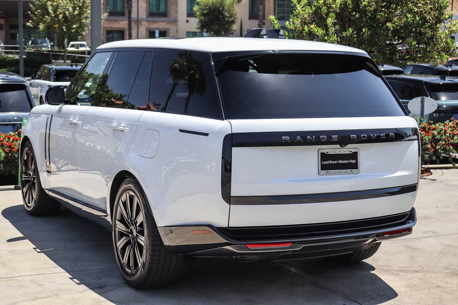 New 2026 Fuji White Land Rover SE image 4