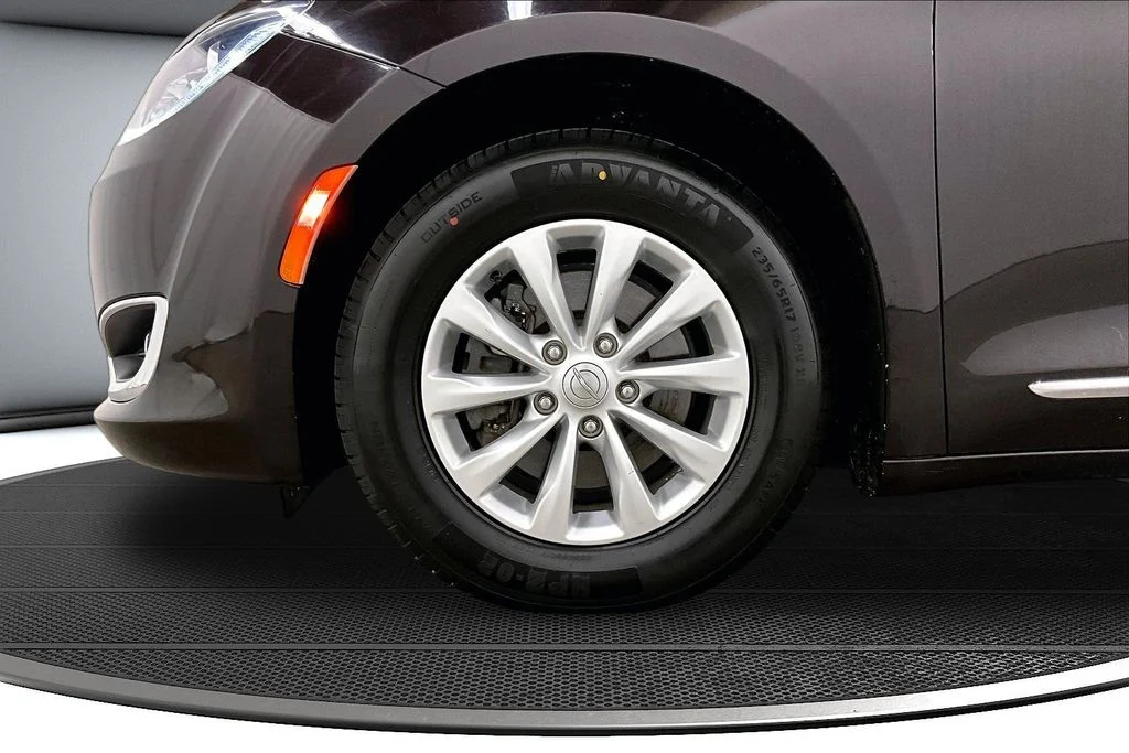 Used 2018 Red Chrysler Touring L image 32