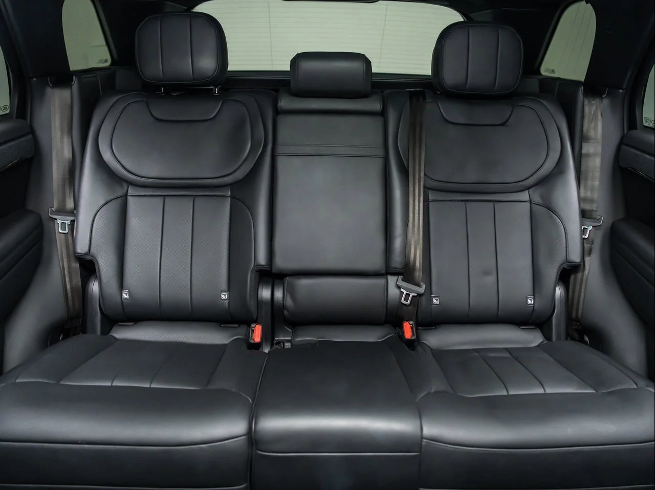 Used 2023 Black Land Rover SE Dynamic image 13