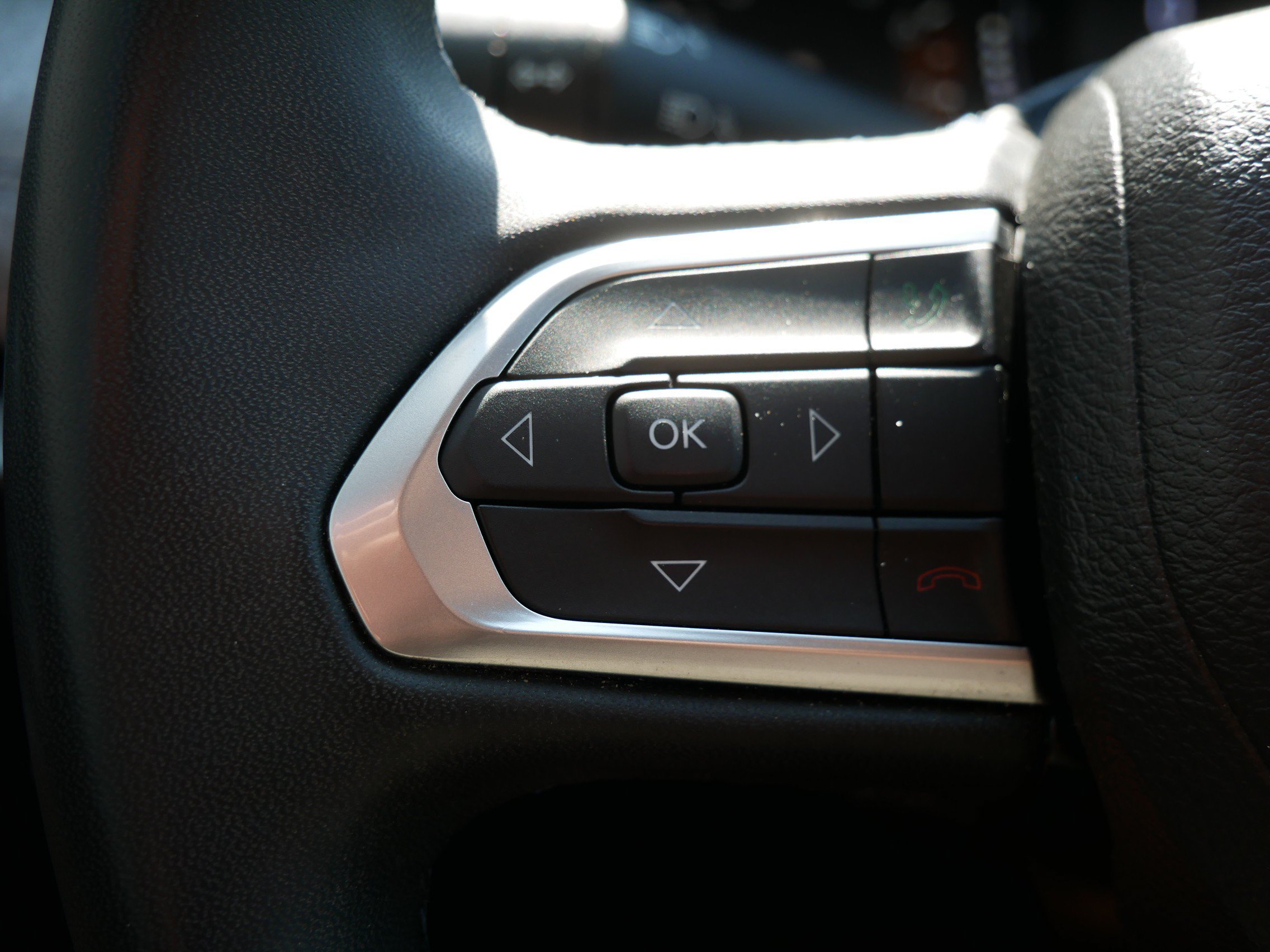 Used 2022 Velvet Red Pearlcoat Jeep Latitude image 27