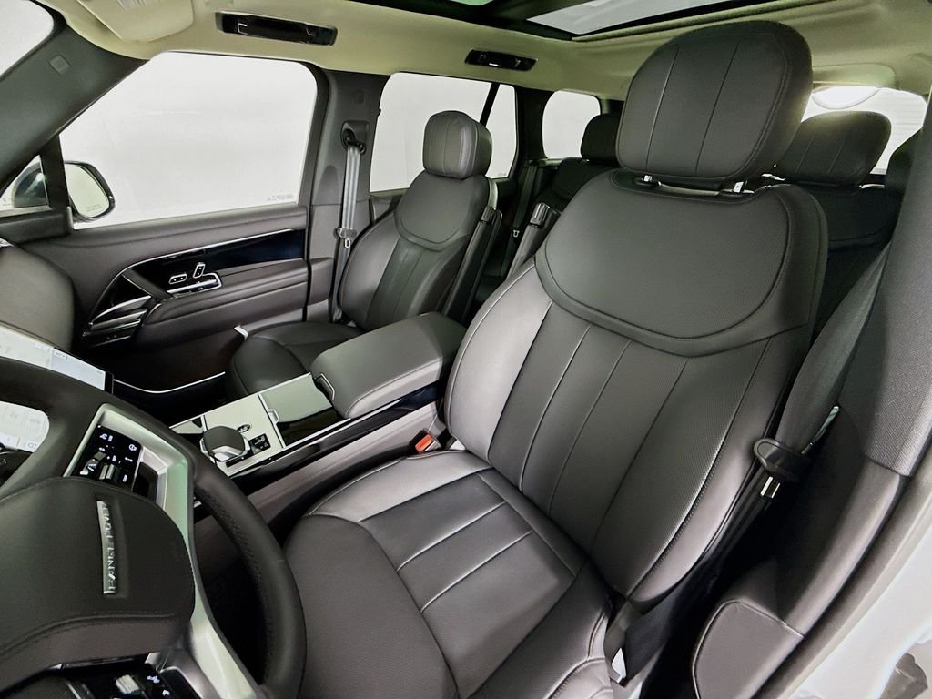 New 2025 Fuji White Land Rover SE image 5