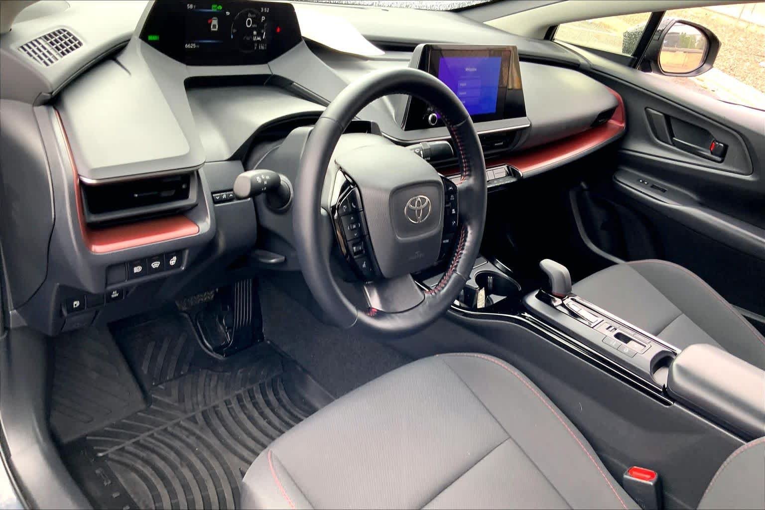 2026 Toyota Prius Plug-in Hybrid SE - Photo 15