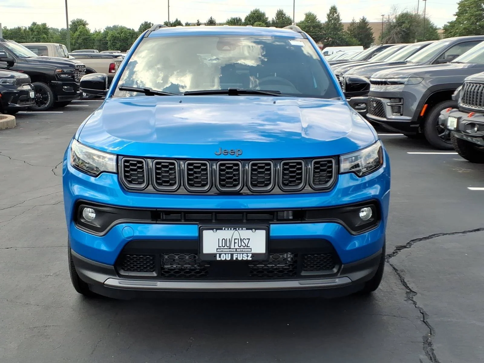 New 2026 Hydro Blue Pearl-Coat Exterior Paint Jeep Latitude image 21